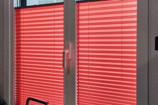 Estores plisados instalados en ventana de vivienda de Irún